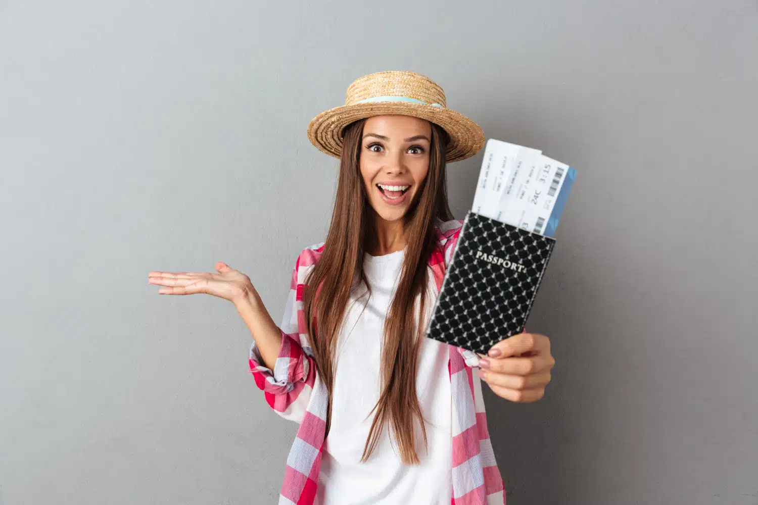 Nahaufnahme Porträt lächelnde glückliche Frau Reisenden Strohhut zeigt Reisepass mit Flugtickets