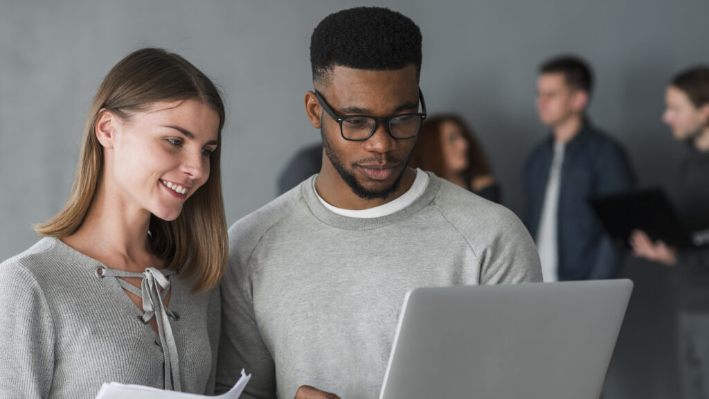 grouper des personnes avec des ordinateurs portables