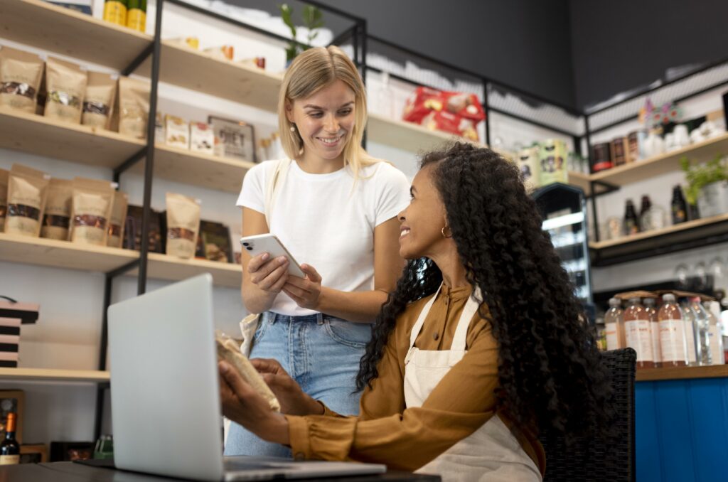 donne di smiley di medio livello con dispositivi