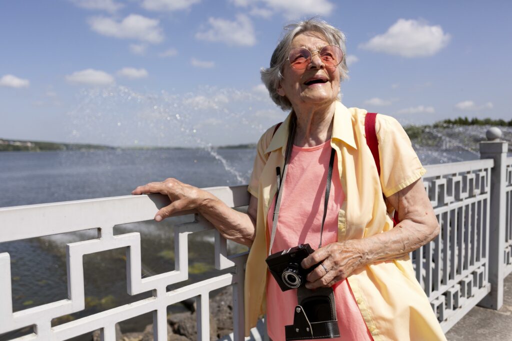 viaggiatore senior che tiene la macchina fotografica