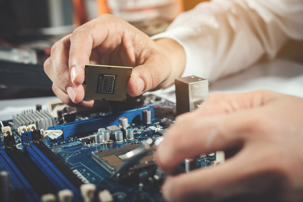 técnico reparando computadora reparando hardware de computadora actualizando tecnología