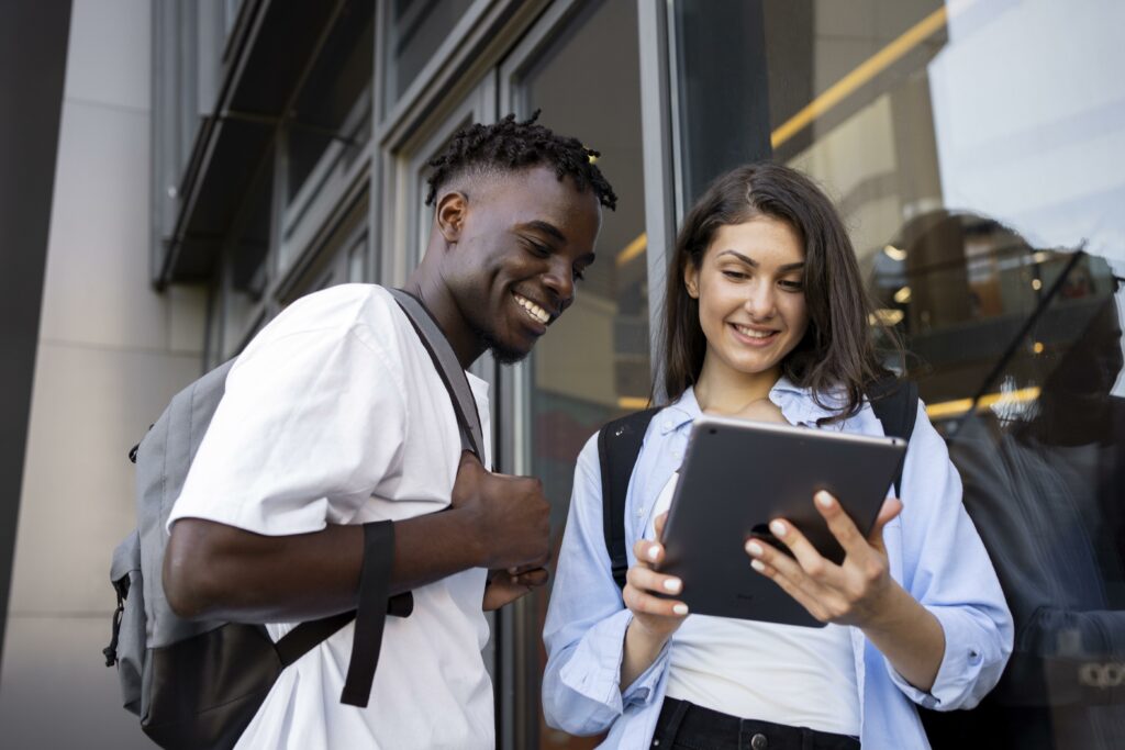 adultos jóvenes reunidos estudiando