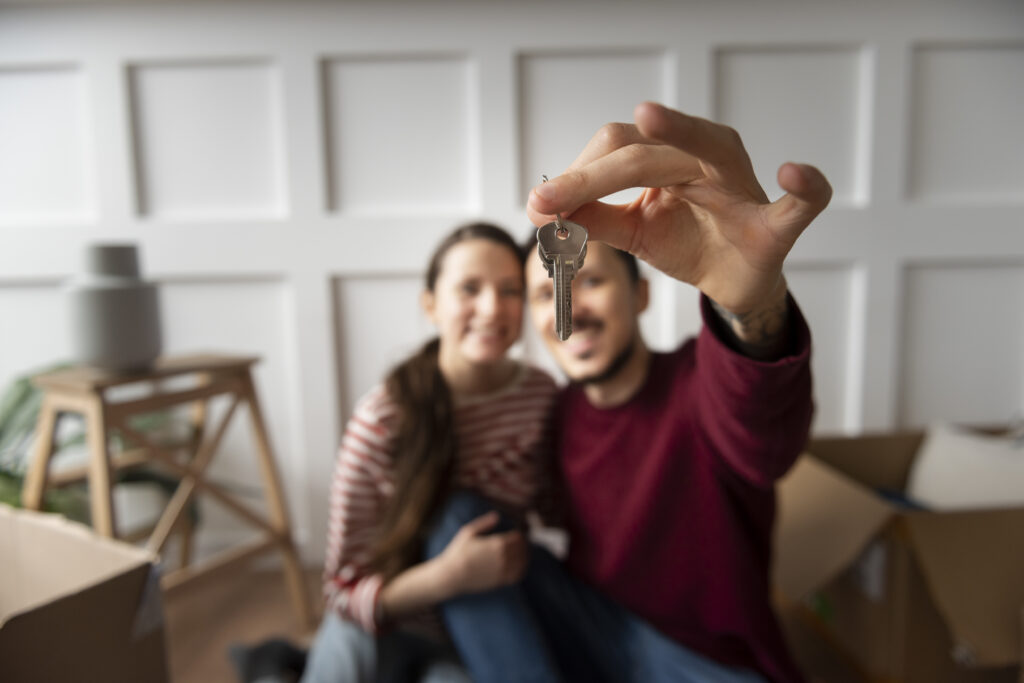 pareja joven mudándose a una nueva casa 1