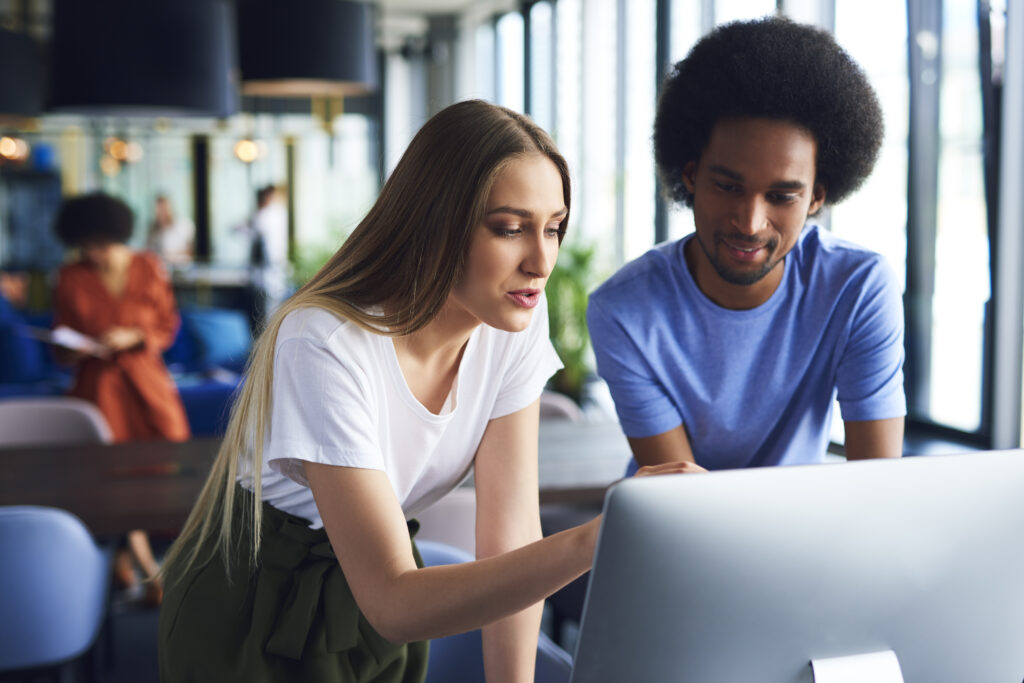 pareja joven que trabaja con la oficina de tecnología