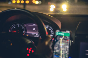 closeup volan navigator mașină noapte